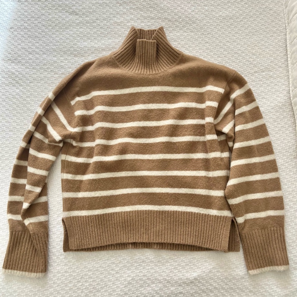 Uniqlo mock neck soufflé yarn sweater. Size xs.